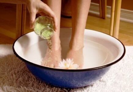 bagno per il trattamento dei funghi sulle unghie dei piedi