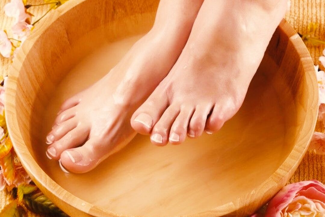 bagno per il trattamento dei funghi delle unghie dei piedi