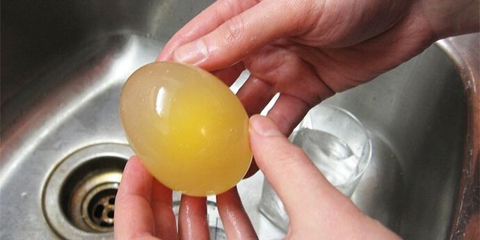 uovo imbevuto di aceto per funghi ai piedi