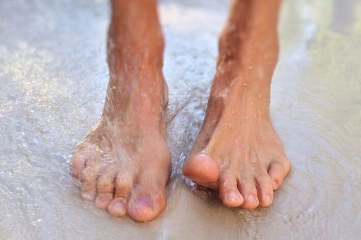 Camminare a piedi nudi è un modo per contrarre i funghi alle unghie