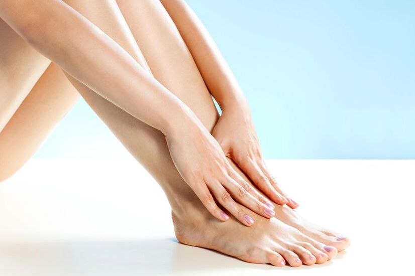 piedi sani dopo il trattamento dei funghi delle unghie